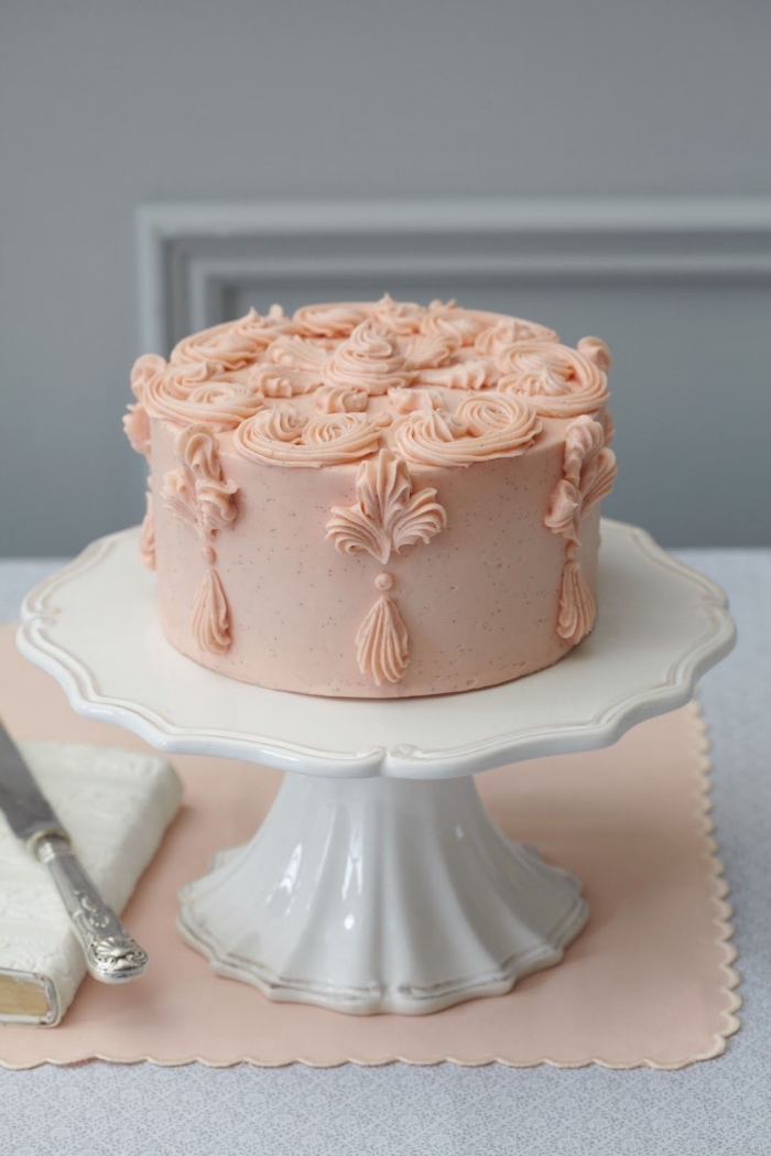 nappage gateau sponge cake à la crème au beurre à l'américaine, décor de gâteau vintage en glacage rose réalisé à la poche à douille