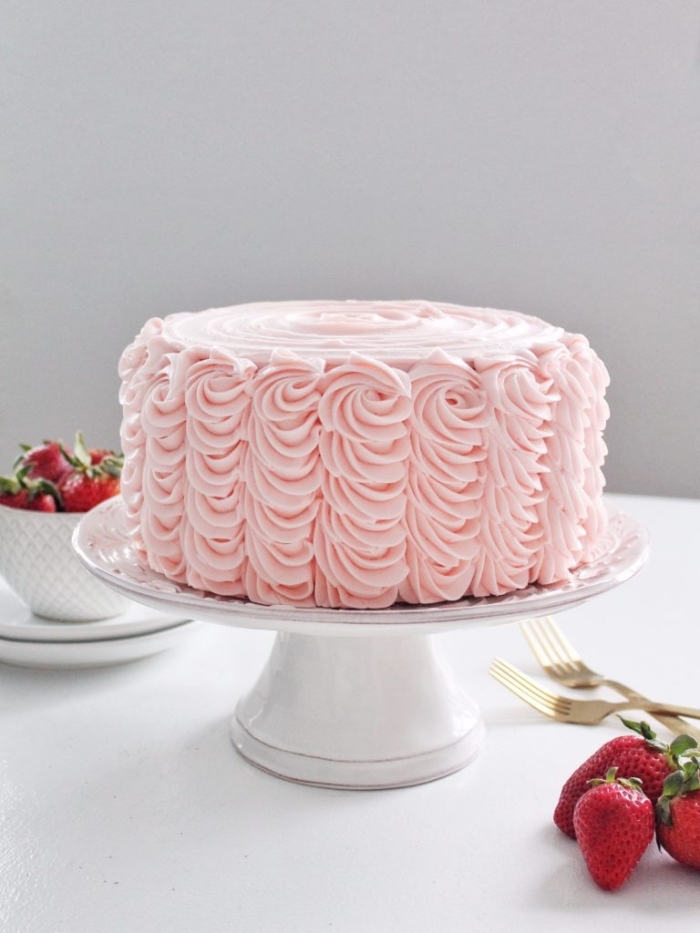 comment décorer un rose cake au glacage fraise et beurre en forme de roses, decoration avec poche à douille