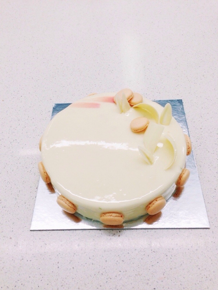 recette de gâteau au glacage miroir chocolat blanc, décoré avec des macarons, comment appliquer un glaçage miroir sur un gâteau