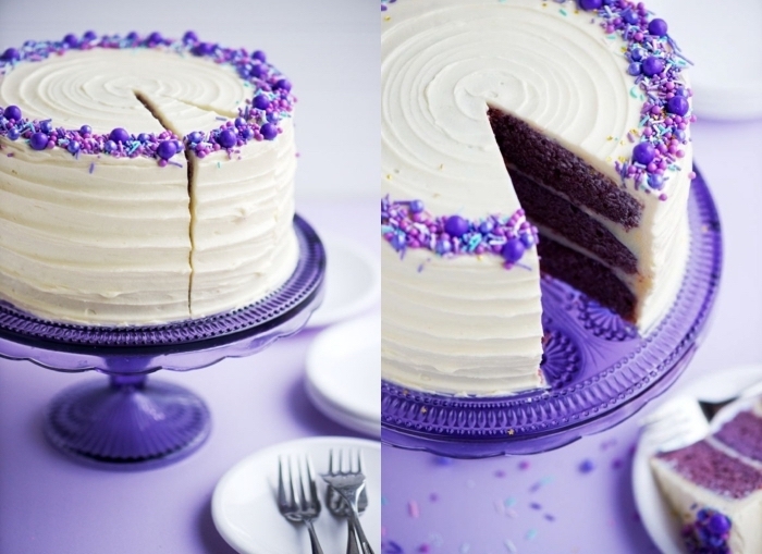 gâteau red velvet cake original à base de génoises colorées en violet, au glacage mascarpone texturé