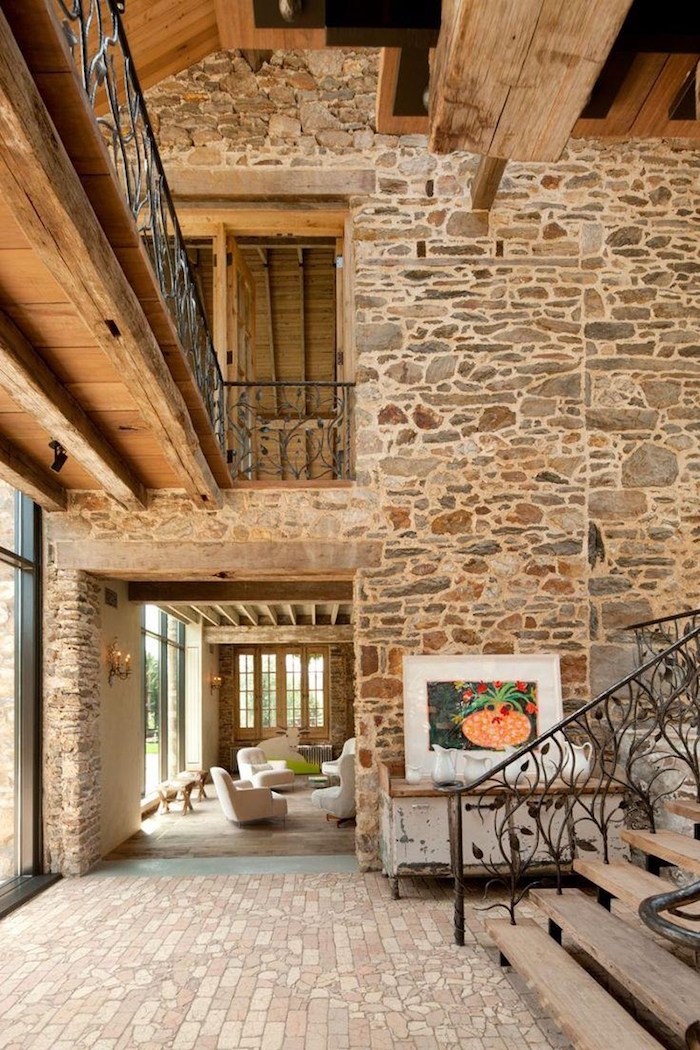 grande demeure ancienne à étages avec intérieur en pierre et bois en déco vintage