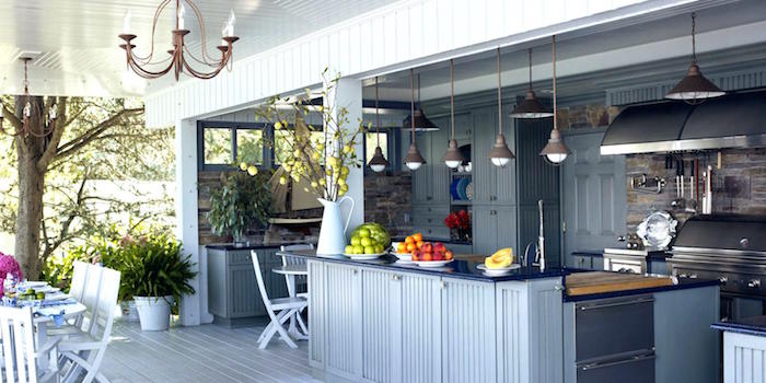 photo grande cuisine exterieure ouverte avec bar en bois avec terrasse sur parquet