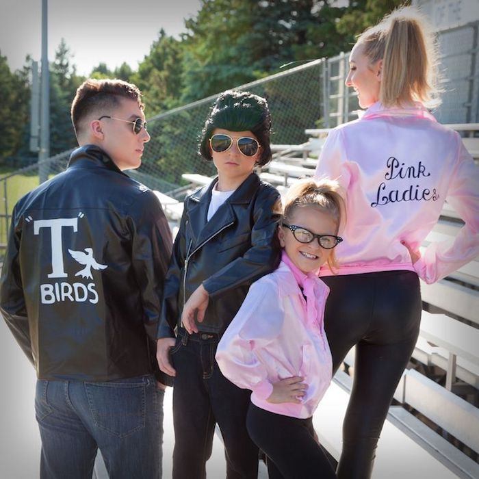 Deguisement groupe, idee deguisement carnaval, groupe idée sympatyque Grease famille avec veste moto et vestes roses pour les filels