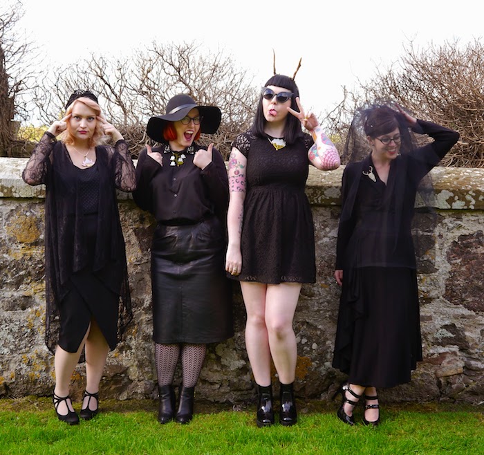 exemple de deguisement de groupe de sorcières en robes noires avec des accessoires divers, chapeaux sorcière, voile