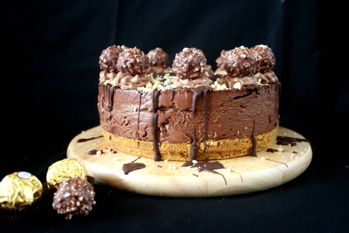 idée original pour un gâteau sans cuisson au nutella et aux ferrero rocher, recette de cheesecake américain au chocolat nutella et aux ferrero rocher