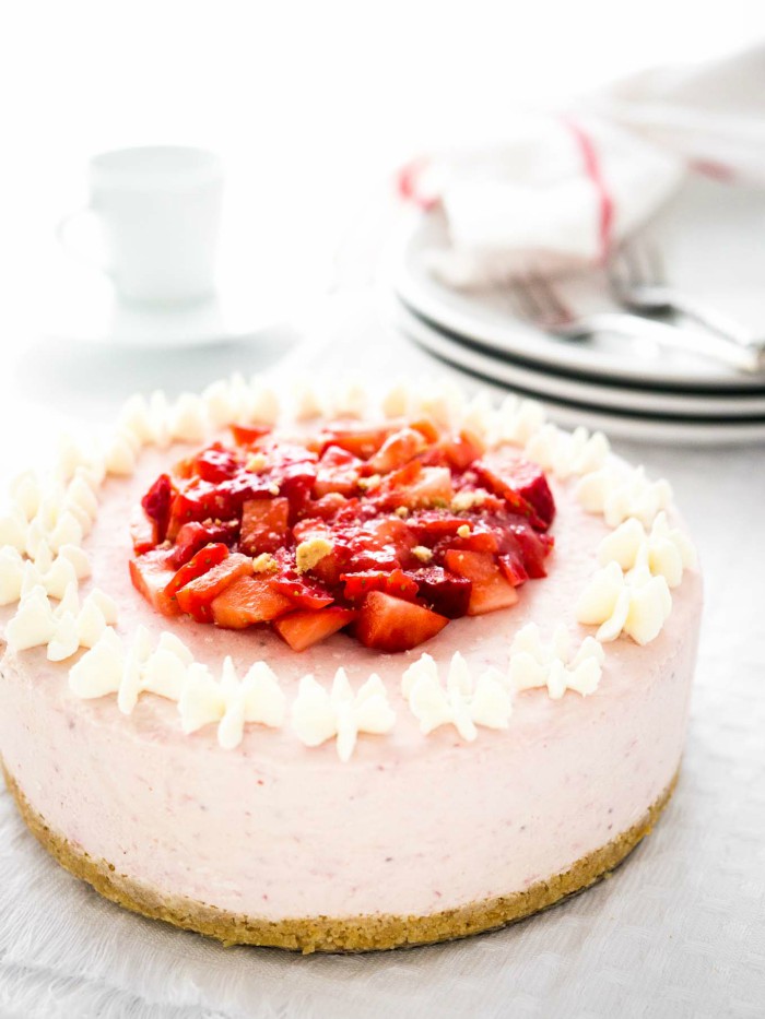 gâteau à la fraise fondant et crémeux avec une base biscuité, recette cheesecake mascarpone et fraises