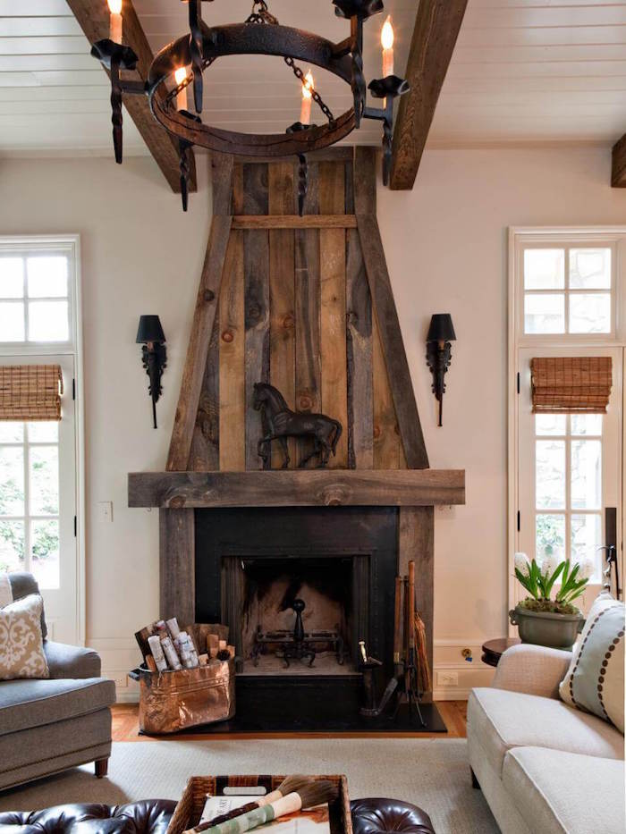 modele habillage cheminée ancienne avec manteau et conduit en bois ancien type déco de chateau moyen age, poutre apparentes et chandelier en métal vintage