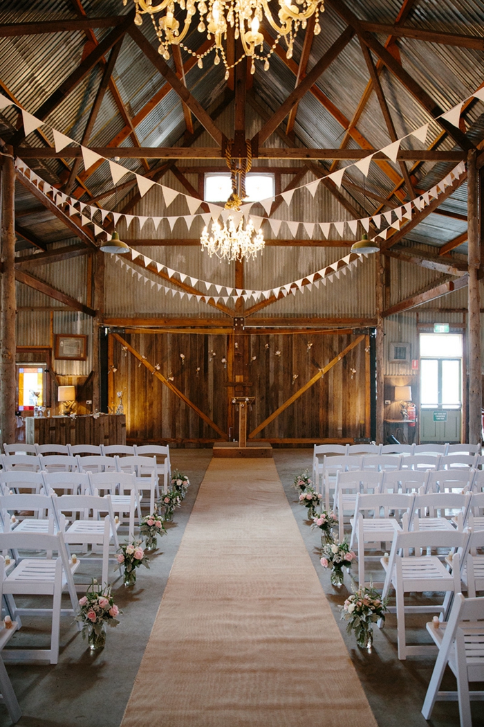 vieille grange rénovée décorée pour un mariage theme champetre, chandelier rustique