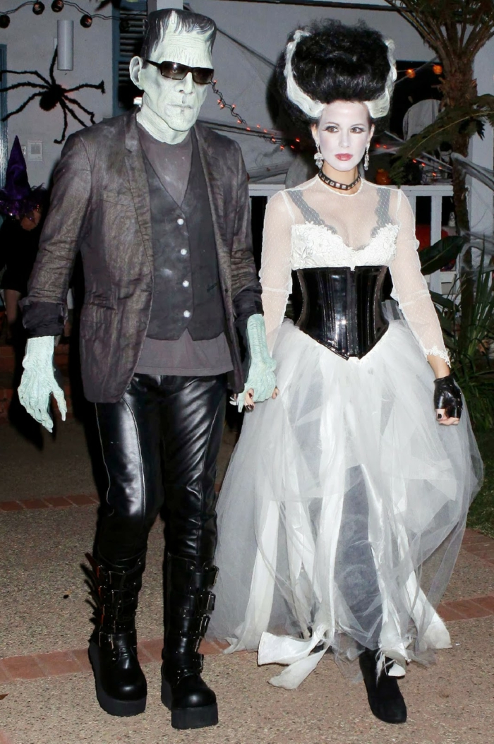 déguisement halloween pour couple, homme en pantalon et femme en longue robe blanche, masque visage, coiffure volumineuse