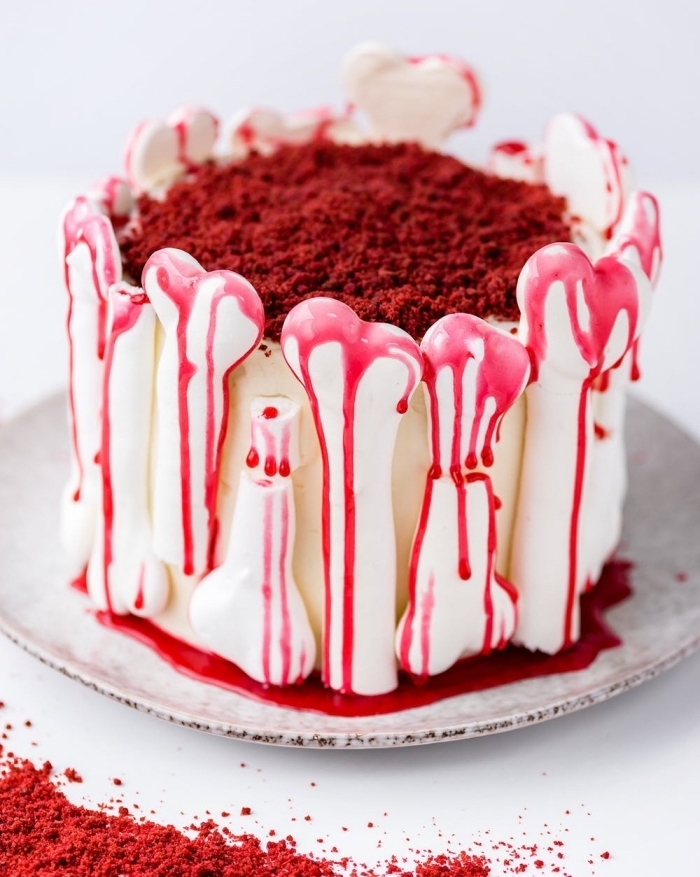 exemple de gâteau terrifiant pour la fête d Halloween, décorer un gâteau effrayant avec os en sucre et sirop de framboise