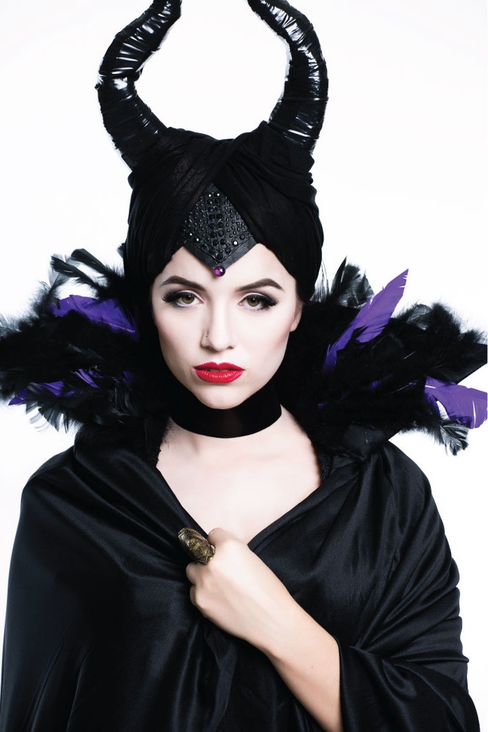 deguisement halloween adulte inspiré du film de disney maléfique, la reine maléfique et son look distinctif avec cape noire à plumes et son chapeau-cornes