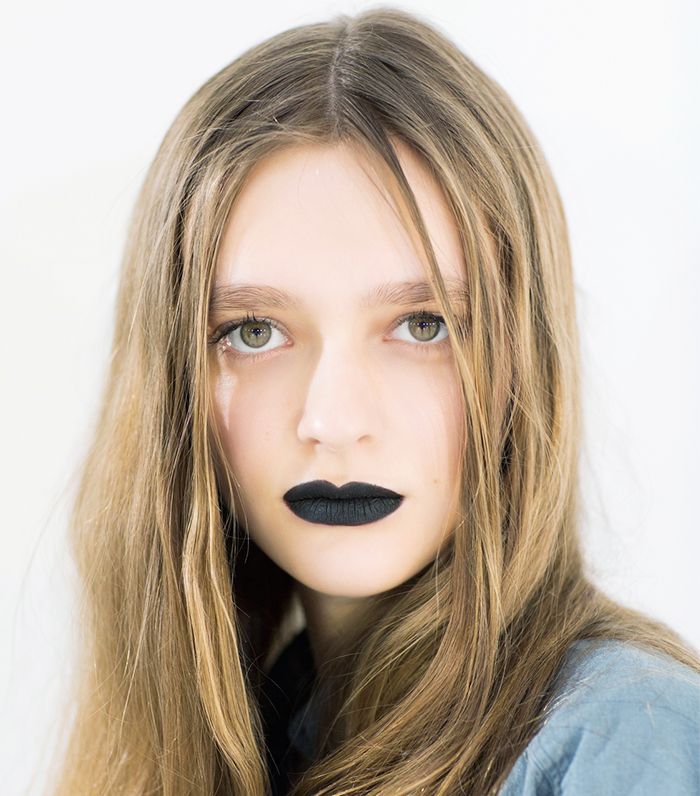 maquillage sorciere halloween minimaliste et sobre, avec un accent sur la bouche noir mat