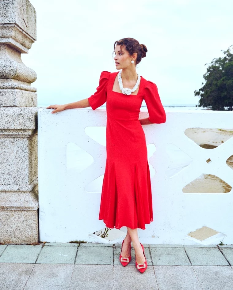 idee de tenue invitee mariage automne avec du rouge