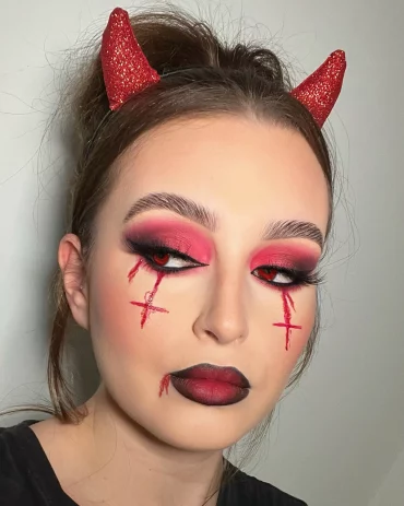 idee maquillage facile pour halloween fards paupieres rouges eyeliner noir