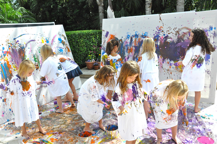 idee d anniversaire 9 ans, de quelles activités occuper les enfants, atelier créatif peinture sur toile et sur vêtements