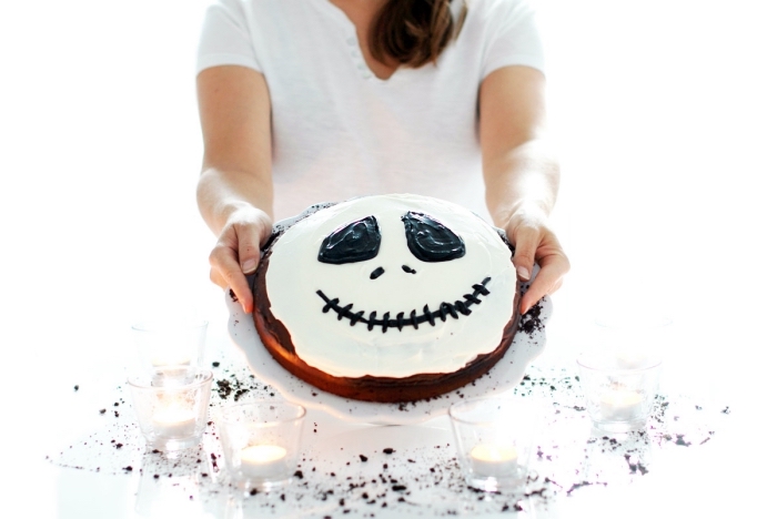 recette gateau halloween, préparer un dessert halloween à déco facile au glaçage blanc et chocolat à design visage effrayant