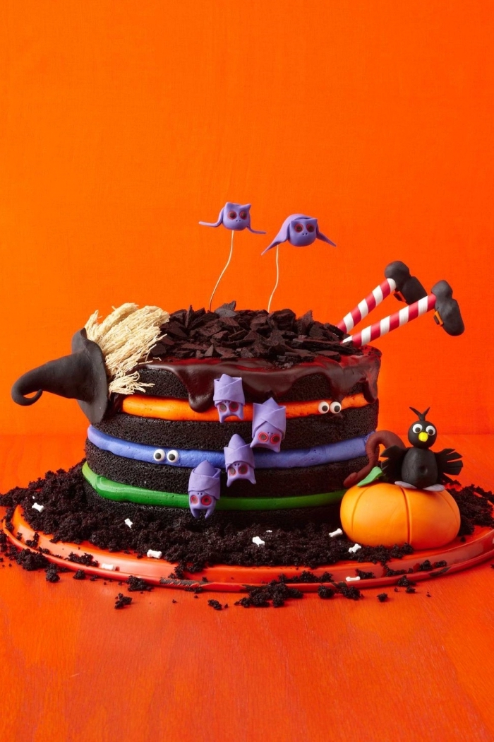 modèle de gâteau au chocolat avec décoration en figurines effrayantes en fondant coloré en violet, recette d halloween effrayante