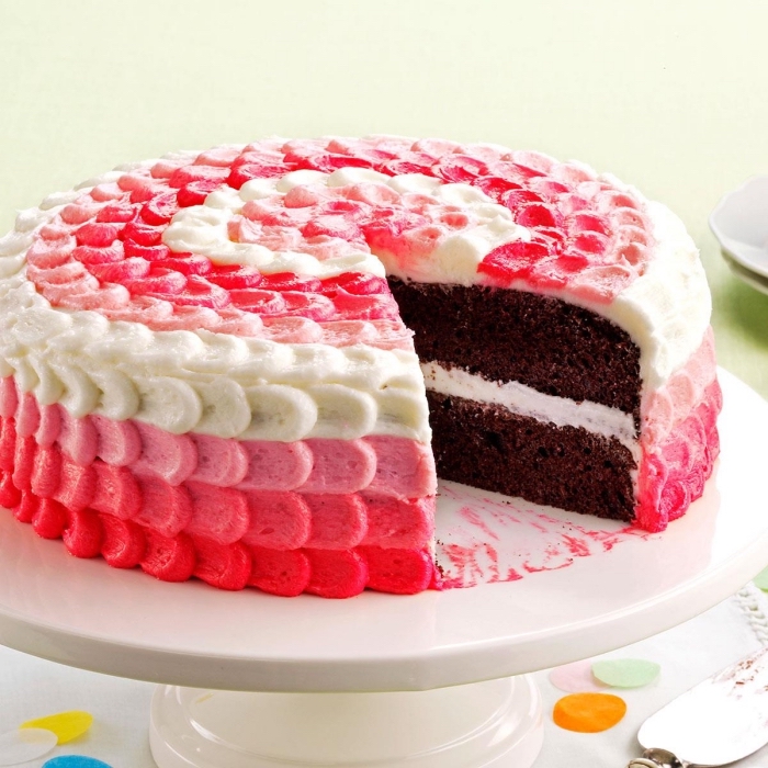 idée déco originale pour un gâteau chocolat, aux pétales de roses en glacage gateau en dégradé