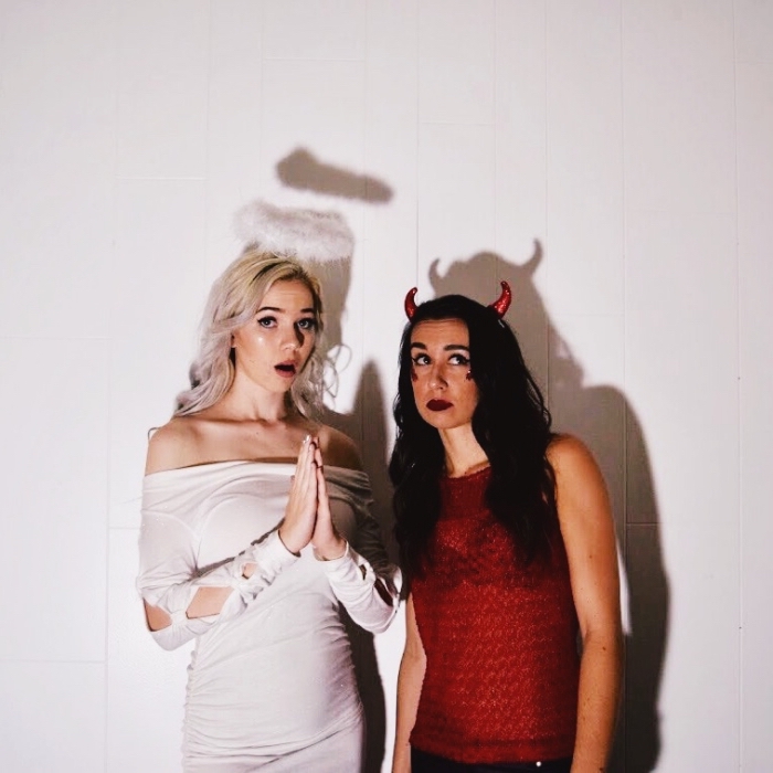 idée de deguisement halloween adulte, costume d'ange et de diable en blanc et rouge avec leurs accessoires distinctifs le halo d'ange et les cornes de diable