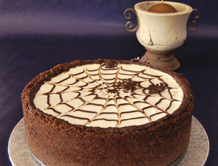modèle de gateau halloween araignée, recette gâteau au chocolat avec glaçage design toile d'araignée pour Halloween