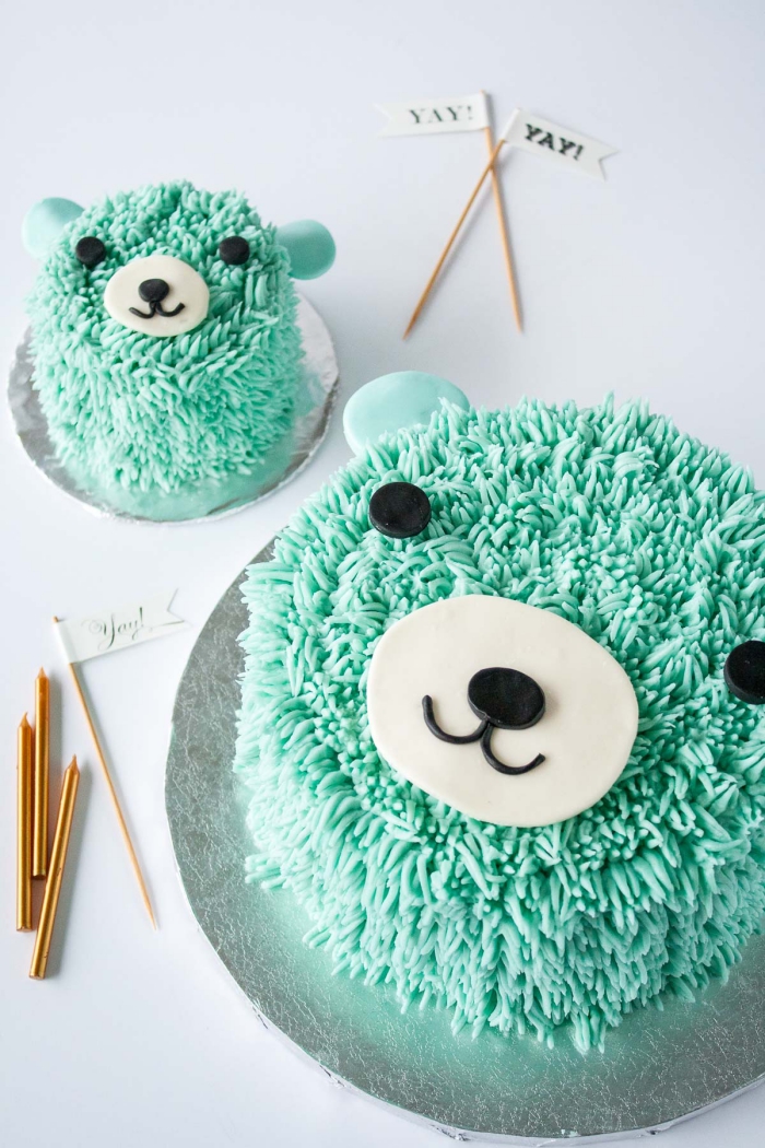 gâteau d'anniversaire au design original tête d'ours recouvert de glacage sucre glace et beurre décorative 