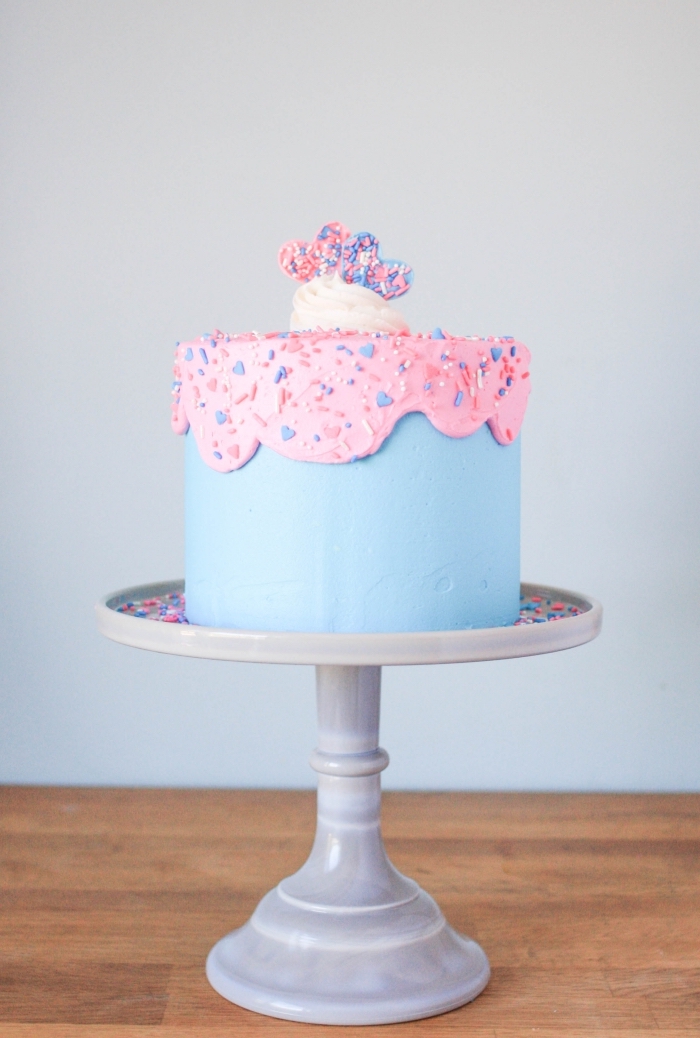 technique de nappage gateau original décorer un gâteau de baby shower rose et bleu, idée pour gâteau de baby shower pour dévoiler le sexe du bébé