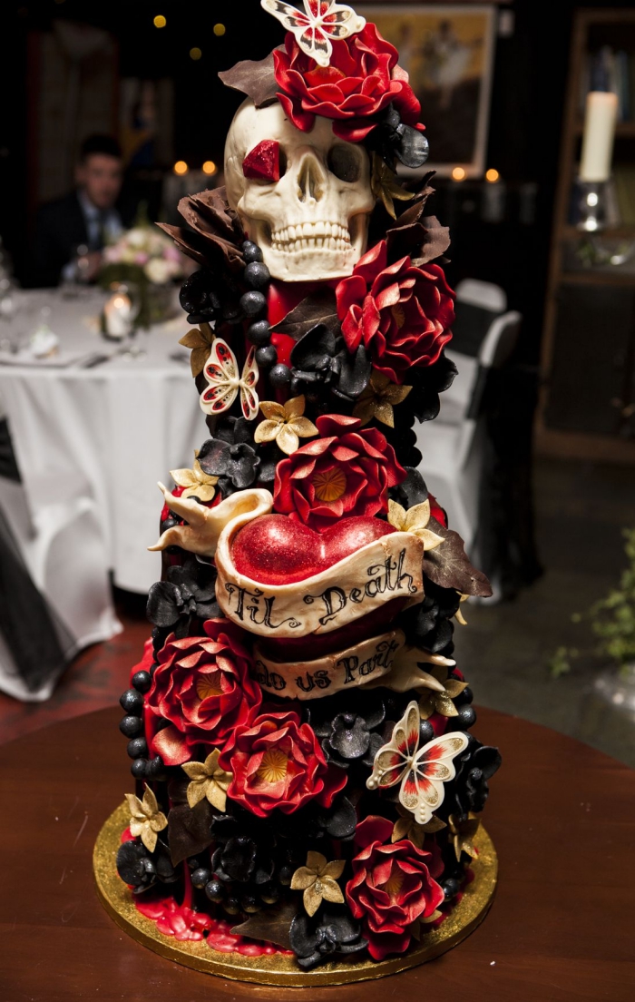 recette d halloween effrayante, modèle de gâteau de mariage pour Halloween avec décoration en figurines sucrées et plastiques design roses coeurs et crâne