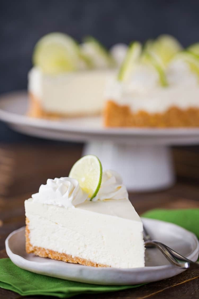 cheesecake citron vert sans cuisson avec une base de biscuits et beurre, gâteau fondant au fromage frais façon cheesecake