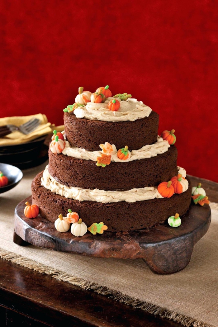 faire un gâteau sur étages au chocolat et crème au beurre, idée comment décorer un gâteau automnal, recette gateau halloween