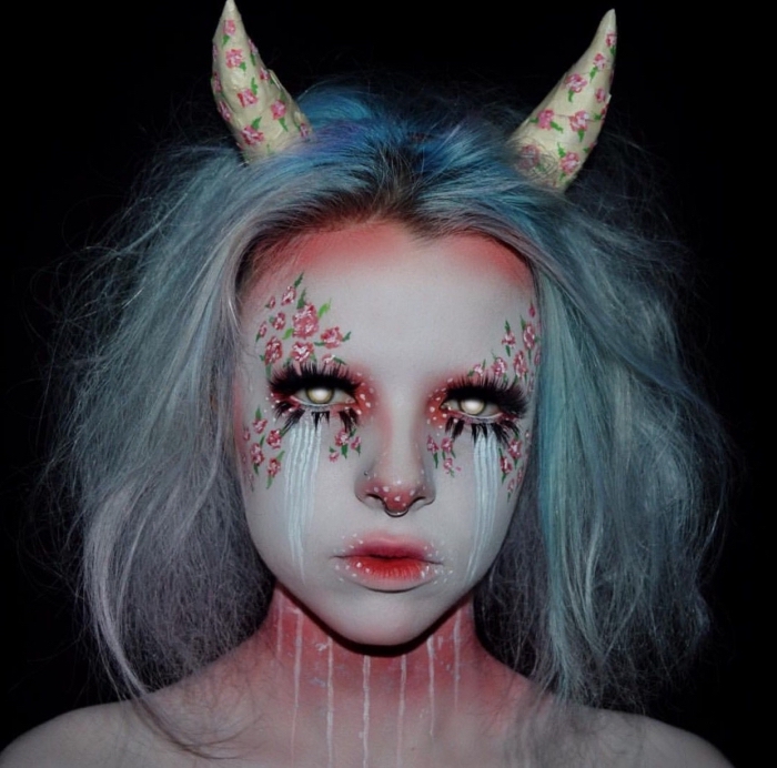 idée de maquillage demon et fée fantaisiste avec bouche dégradé rouge, larmes blanches et dessins floraux