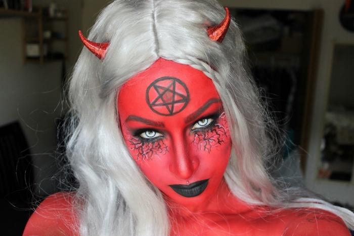 idée de maquillage demon à la fois artistique et réaliste avec une peau peinte rouge, une bouche noire et des veines apparentes sous les yeux