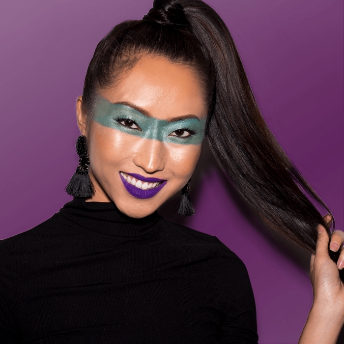 idée de maquillage halloween de dernière minute, un masque de super-héros peint autour les yeux et un maquillage bouge violet mat