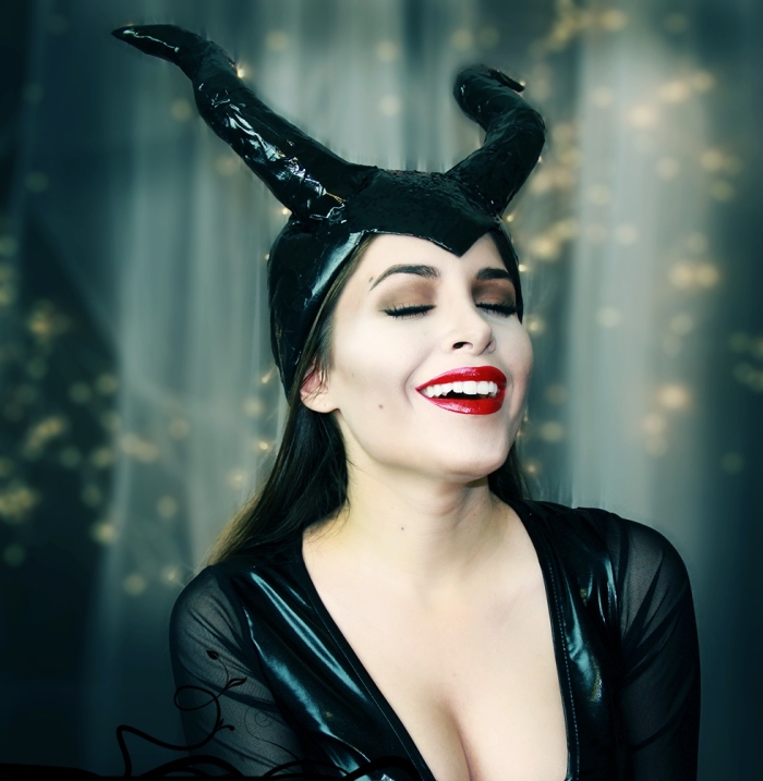 maquillage halloween sorciere inspiré du film de disney maléfique avec un rouge à lèvre brillant et des yeux charbonneux, costume de maléfique avec chapeau cornes