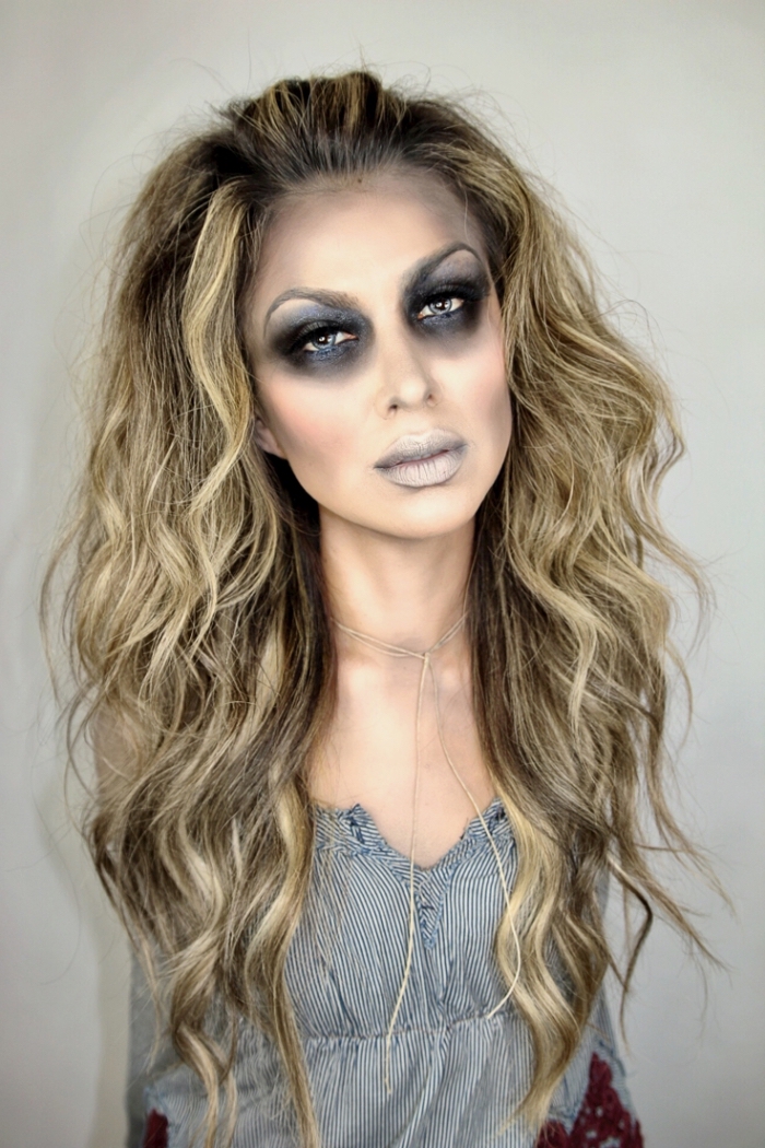 maquillage halloween zombie dans les tons gris, des lèvres blêmes et des cernes marquées