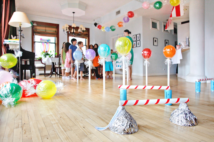 idée comment organiser un anniversaire à l intérieur avec une course à obstacles, decoration anniversaire en ballons colorés