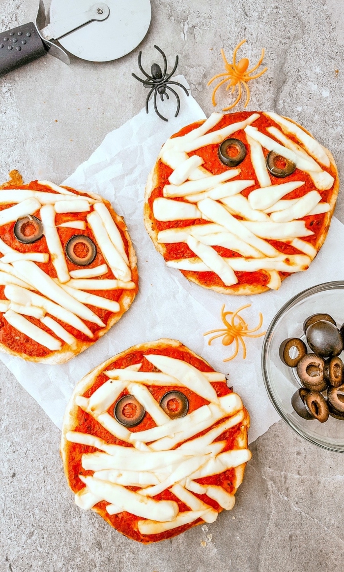 recette halloween salé por un apéro dînatoire sur le thème d'halloween, mini-pizza momie tomate et mozzarella 