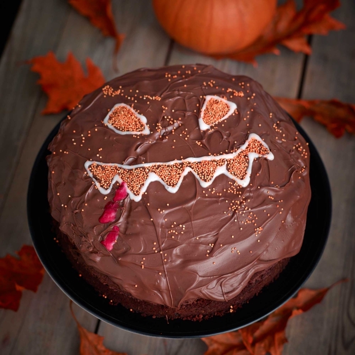 exemple de décoration effrayante pour un gâteau au chocolat avec visage Halloween en nonpareils et chocolat blanc