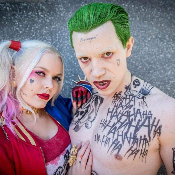 couple déguisé comme Halrey Quinn et Joker, deguisement duo facile, cheveux verts, coiffure en queues de cheval, grosse bague or, scripts sur son corps