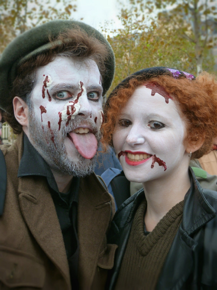 couple monstrueux habits en couleurs sombres, traces de sang avec peinture à visage rouge, visages peints blancs