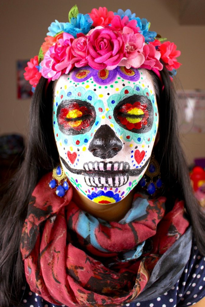 maquillage traditionnel pour le jour des morts en Mexique, couronne de fleurs, boucles d'oreilles volumineuses
