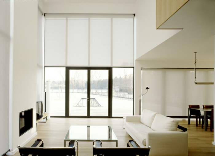 intérieur de maison moderne, grande fenêtre avec rideau d'intérieur blanc mi-transparent, coin de repas moderne