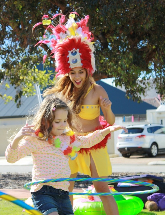 idée de jeu avec cerceau, compétition enfant hula hoop pour un anniversaire petite fille vaiana ou thème hawaii