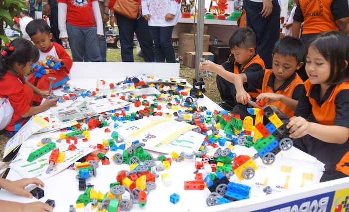 construction de moyen de transport lego facile pour enfants, idée pour organiser un anniversaire original en plein air