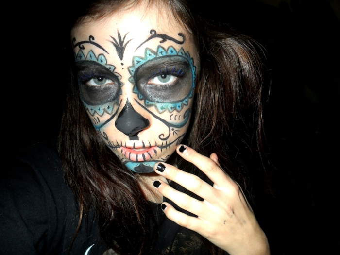 maquillage squelette sur le visage de jeune fille, peinture visage noire et bleue, vernis à ongles noir