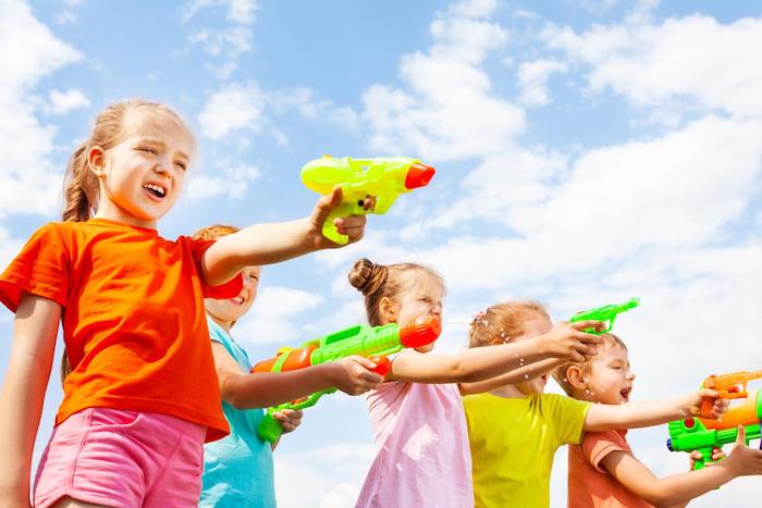 jeu de pistolet à eau avec des enfants en plein air, idée d activité anniversaire enfant amusante, jeux fille 8 ans