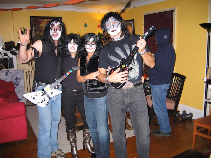 Kiss déguisement simple à réaliser, idée déguisement de groupe cinema, inspiration deguisement trio photo de groupe