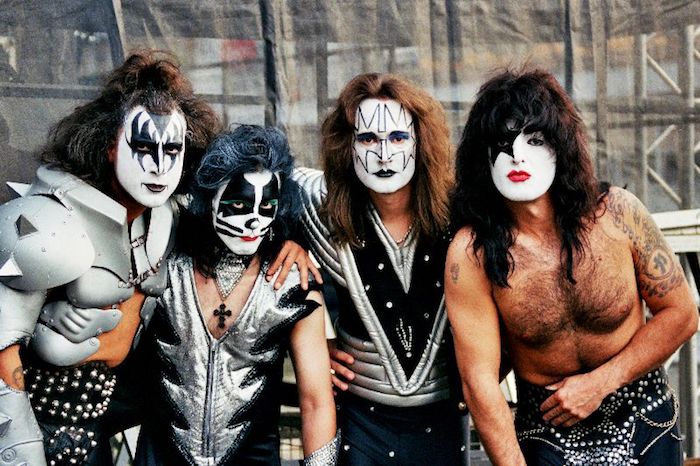 Déguisement original pour une groupe d’amis, le groupe Kiss réel, copier une groupe de rock deguisement de groupe originale, idée se déguiser