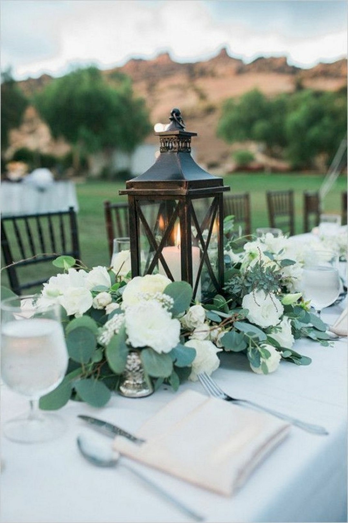 déco mariage champêtre à faire soi-même, lanterne métallique, arrangement de fleurs blanches 