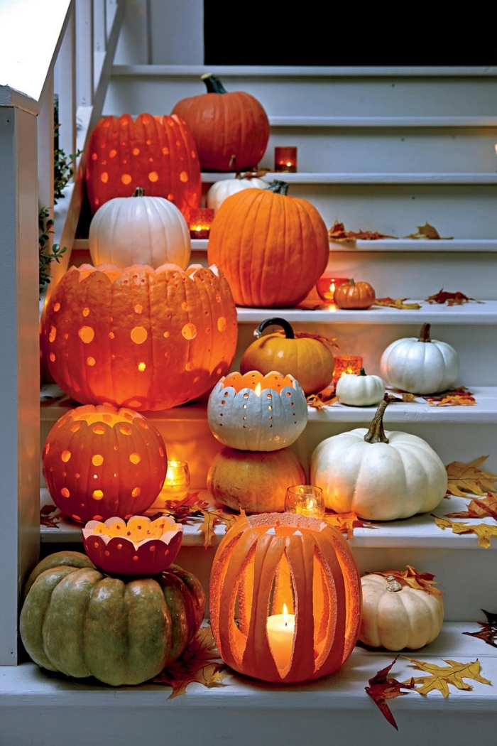 comment décorer extérieur pour la fête Halloween avec petites et grandes citrouilles, faire lanterne avec citrouille creusée