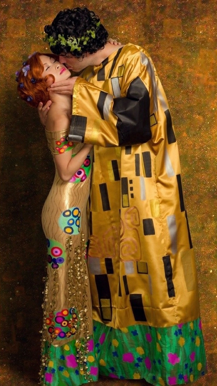 couple déguisé pour Halloween, le baiser de Gustave Klimt, longues robes qui reproduisent la peinture originale
